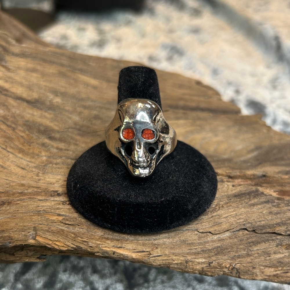 HEAVY DUTY EARLY 80’s VINTAGE SKULL RING BIKER RING SKULL w CORAL EYES SIZE 10.5